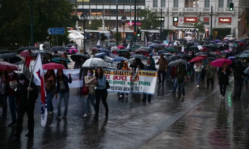Αθήνα: Πανεκπαιδευτικό συλλαλητήριο υπό βροχή (pics+vid)