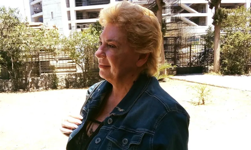 «Αγνώριστη» η Δήμητρα Λιάνη πήγε να κοινωνήσει - Τι είπε για τη Θεία Κοινωνία