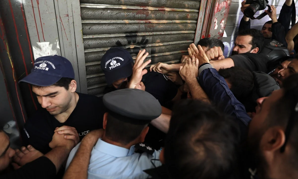 Ένταση στο Υπουργείο Εργασίας από εργαζόμενους στον τουρισμό! (vid, pics)