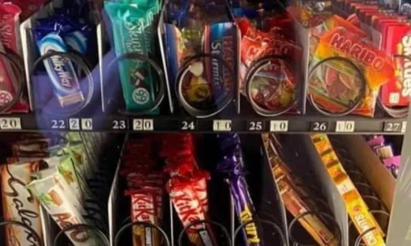 Μητέρα αγόρασε αυτόματο πωλητή και ζητάει από τα παιδιά της να πληρώνουν!