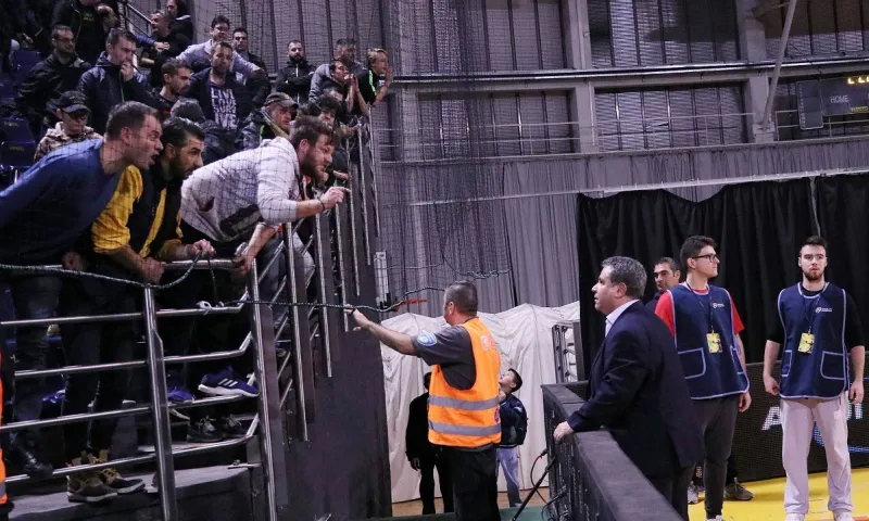Ιερολοχίτες σε Γουλιέλμο: «Σήκω φύγε» (pic)