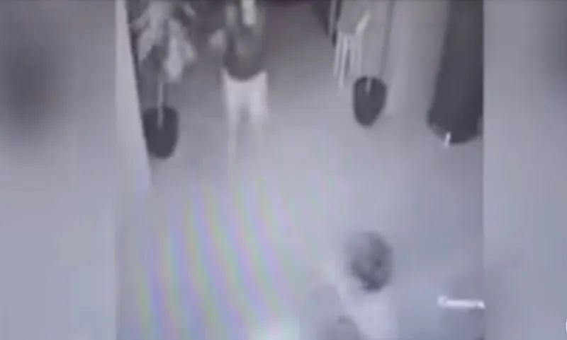 Ρουμανία: Βίντεο σοκ, μητέρα πετάει το νεογέννητο μωρό της σε καβγά με τον σύζυγο! (vid)