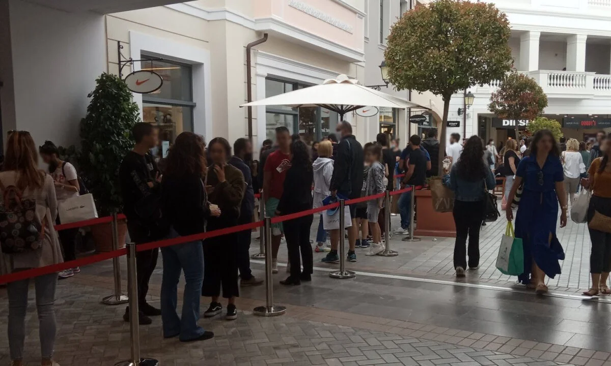 Εκπτωτικό Χωριό: Χαμός από κόσμο στα καταστήματα (pics-vids)