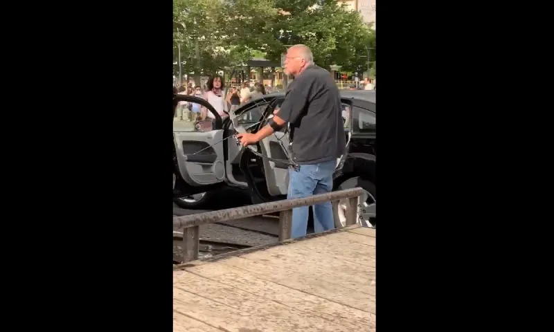 Τζορτζ Φλόιντ: Πολίτης έριξε με τόξο σε διαδηλωτές και δέχτηκε επίθεση (vid)
