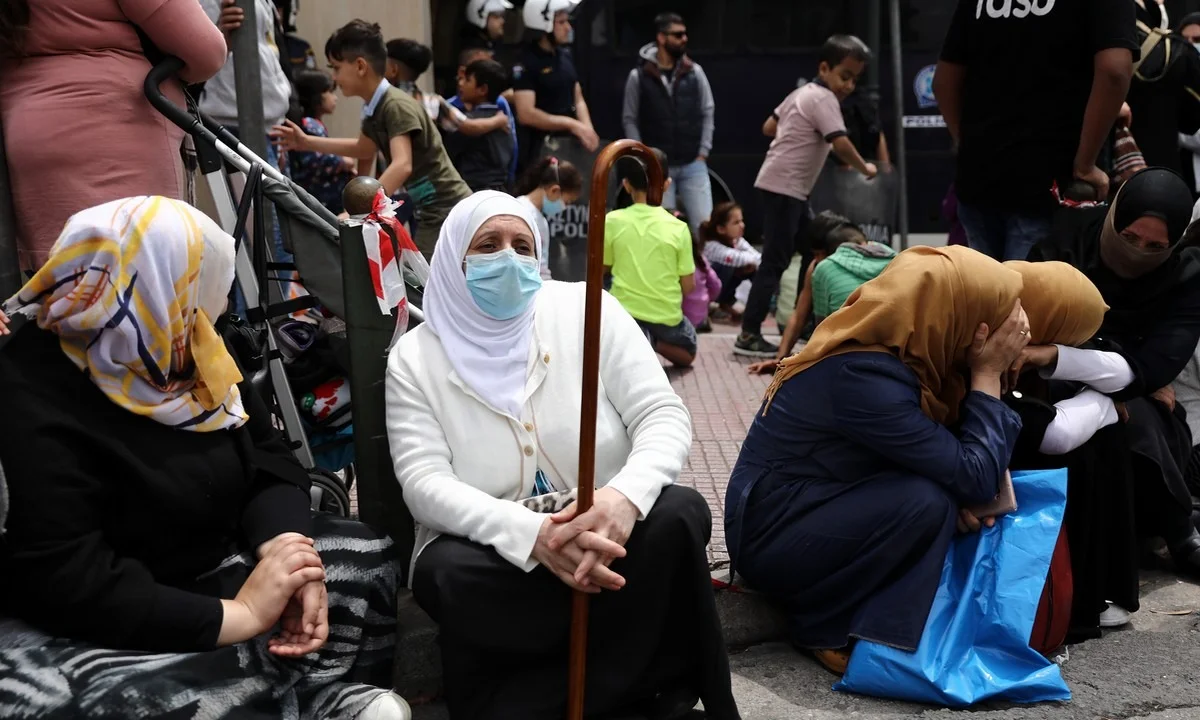 Συγκέντρωση έξω από τη δομή του Ελαιώνα
