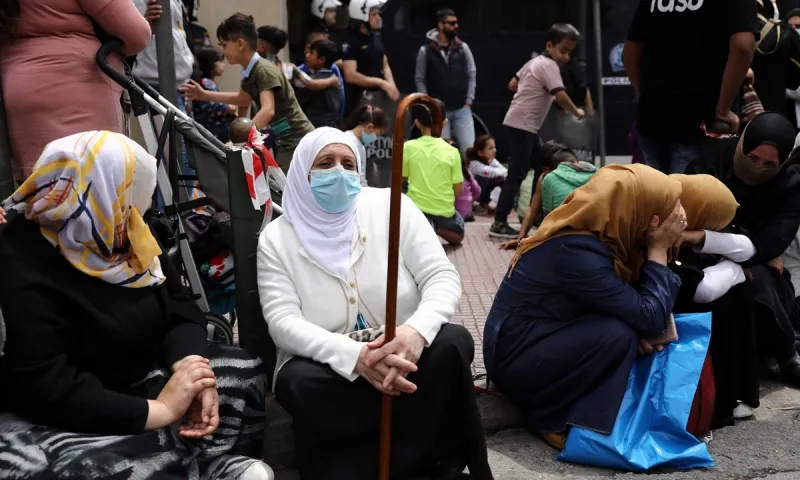 Συγκέντρωση έξω από τη δομή του Ελαιώνα