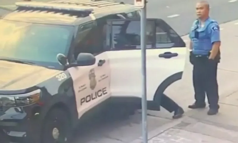 Νέο βίντεο: Χτυπούσαν τον Τζορτζ Φλόιντ και μέσα στο περιπολικό (vid)