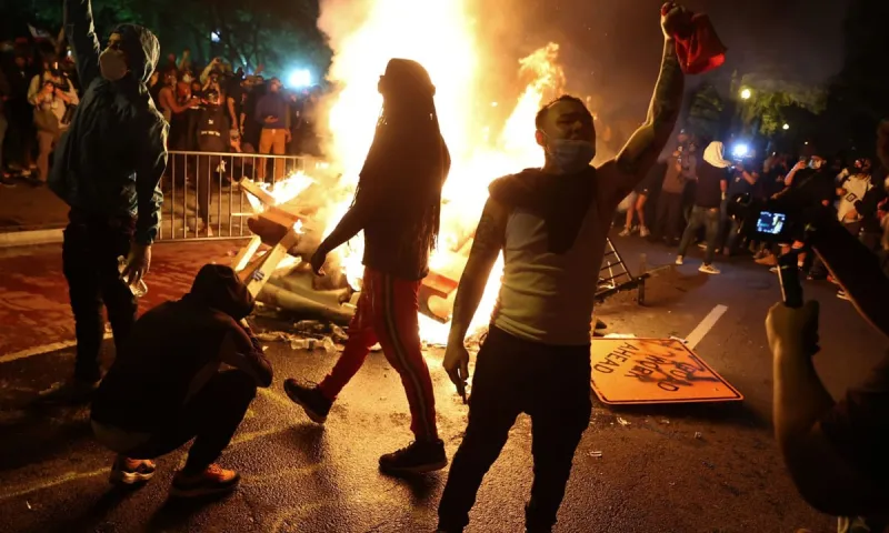 Δολοφονία Φλόιντ: Χάος και νεκροί στις ΗΠΑ - Απειλεί με στρατό ο Τραμπ