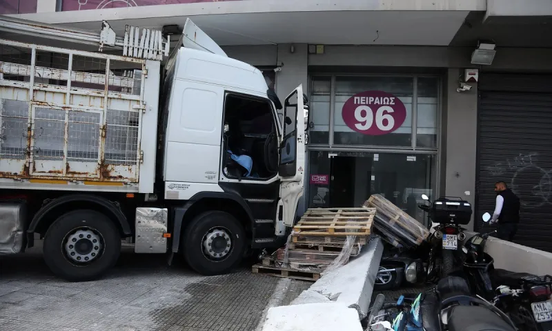 Πειραιώς - Βίντεο ντοκουμέντο: Η στιγμή που το φορτηγό «μπουκάρει» στο κατάστημα