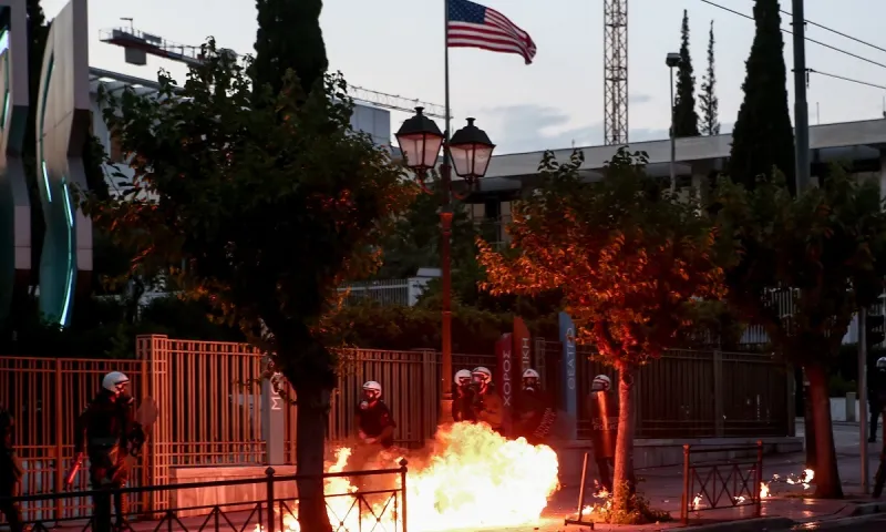 Επεισόδια στην αμερικανική πρεσβεία - Μολότοφ και χημικά! (vid)