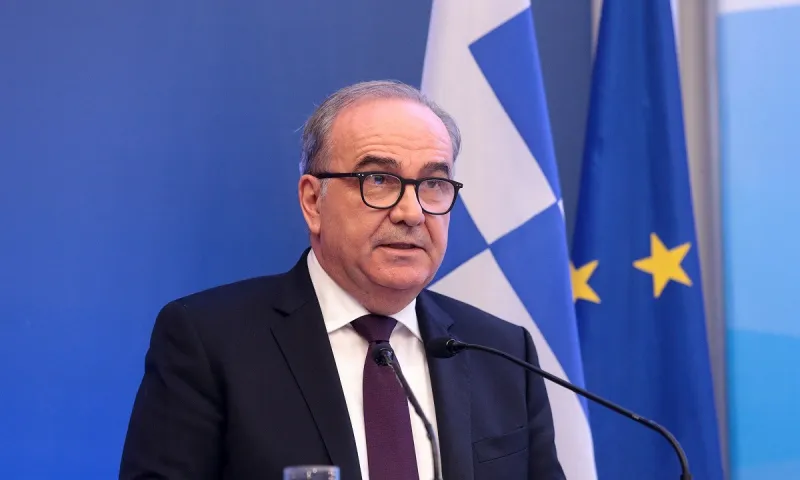 Παπαθανάσης: Καθιστοί στις συναυλίες και τα πανηγύρια – Τι ισχύει για τις πλαζ (vid)