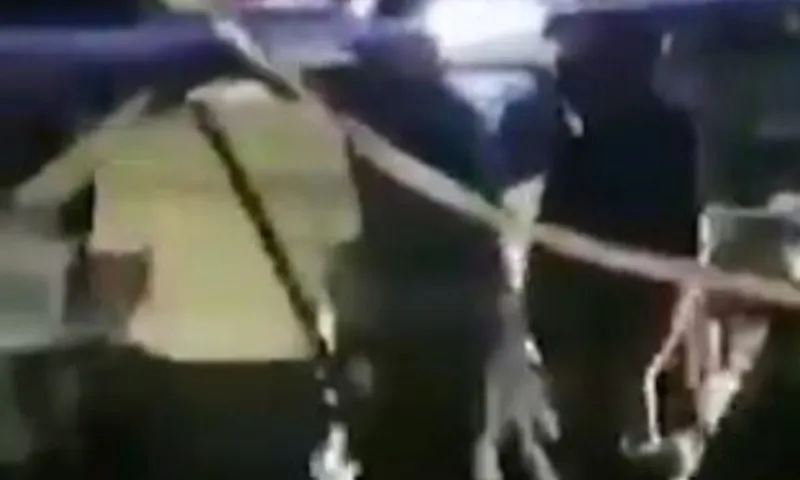 Σοκ στο Μεξικό: Αστυνομικοί σκότωσαν νεαρό επειδή δεν φορούσε μάσκα (vid)