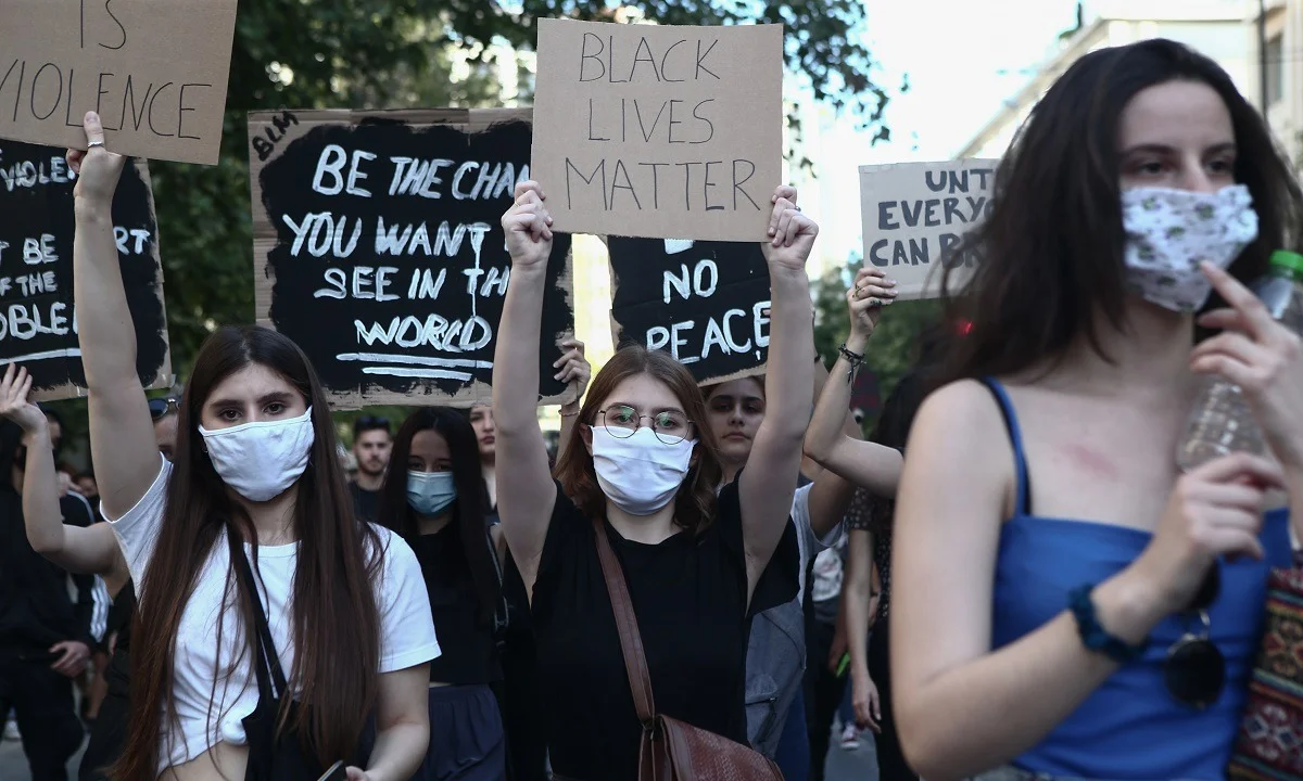 Τα ΜΑΤ έκοψαν την πορεία για τον Φλόιντ στο Κολωνάκι - Μια προσαγωγή