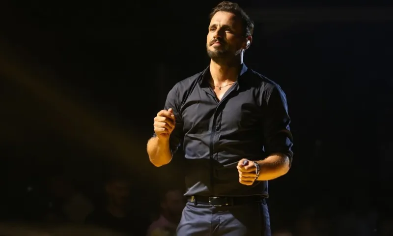 Ανοίγουν τα μπουζούκια: Ο Βέρτης επιστρέφει! (pic)