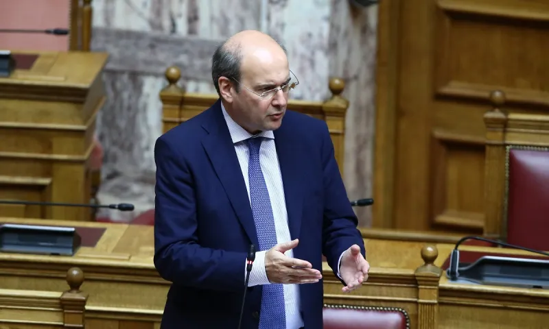Χατζηδάκης: «Θα φύγουν 5.500 υπάλληλοι από την ΔΕΗ» (vid)