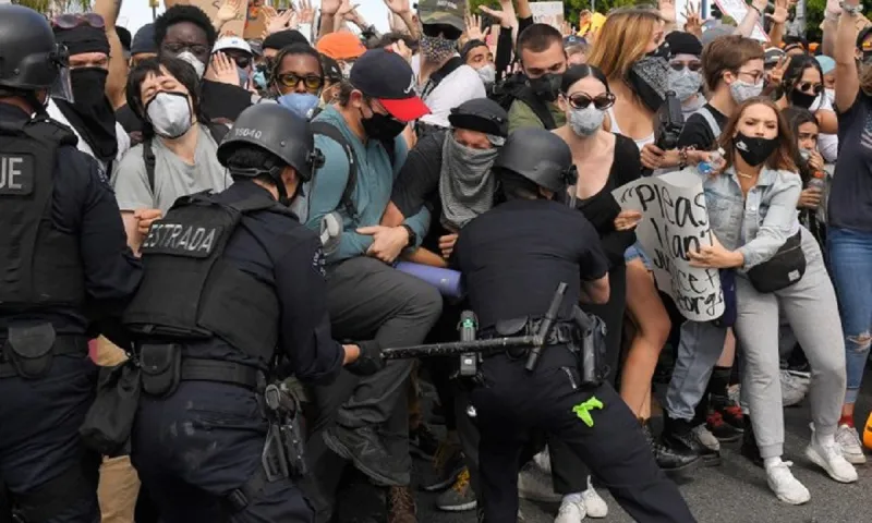 Σάλος στο Λος Άντζελες: Αστυνομικοί τραυμάτισαν άστεγο στο κεφάλι με πλαστικές σφαίρες