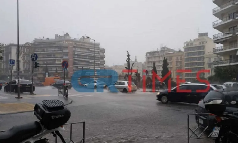 Θεσσαλονίκη: Έντονη καταιγίδα με κεραυνούς - Πλημμύρισαν δρόμοι και υπόγεια (vid)