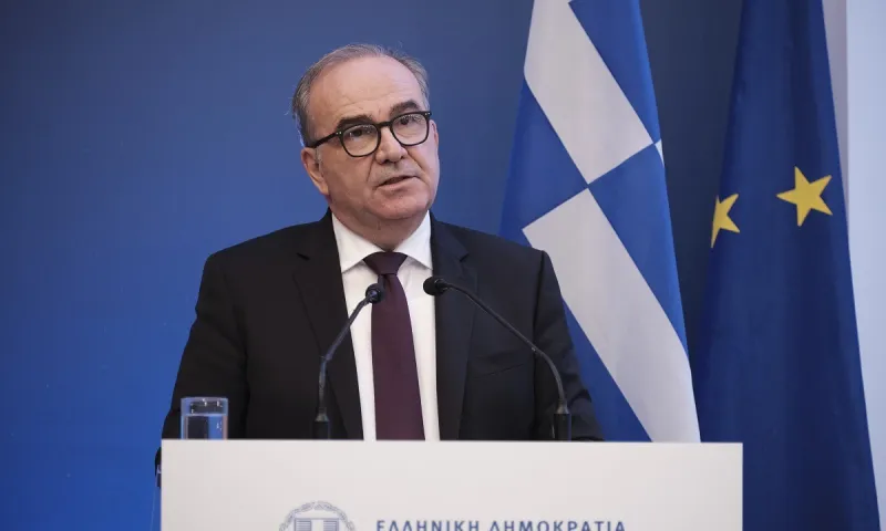 Παπαθανάσης: «Όποιος δεν συμμορφώνεται με τα μέτρα θα κλείνει»