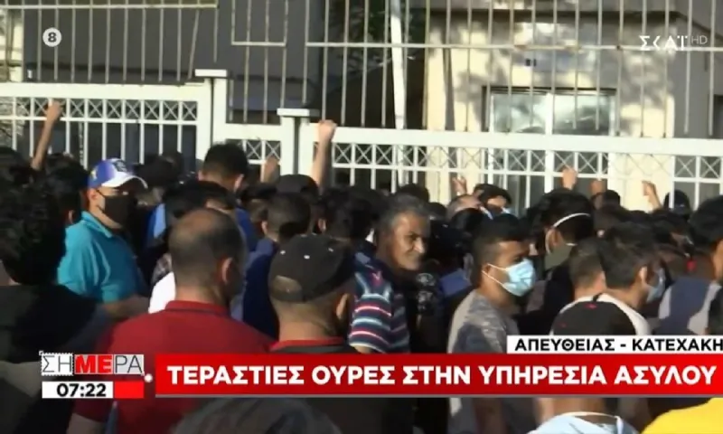 Τεράστιες ουρές και συνωστισμός στην υπηρεσία ασύλου (vid)