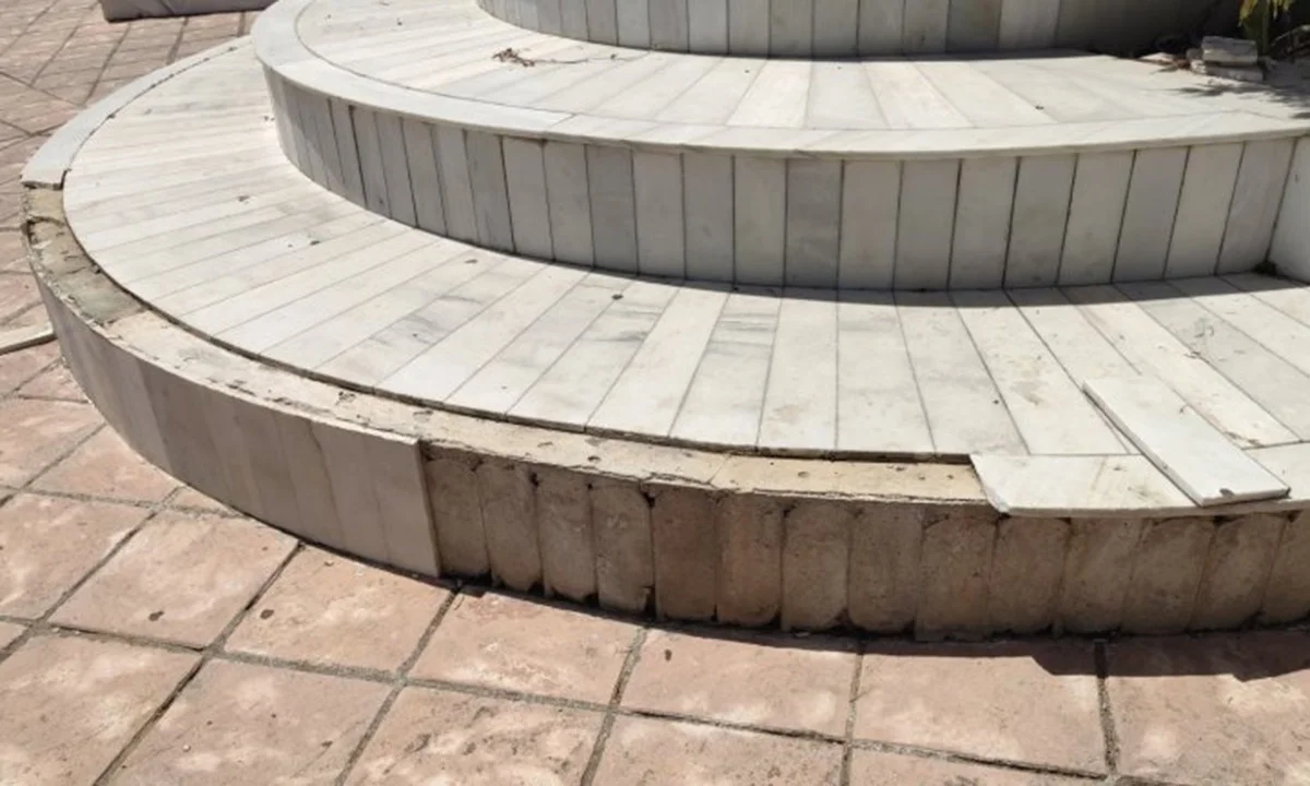 Οπαδική βία: Βανδάλισαν το ηλιακό ρολόι στη Χίο! (pics)