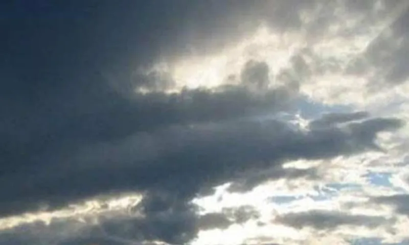 Καιρός 12/6: Αντηλιακό και... ομπρέλες