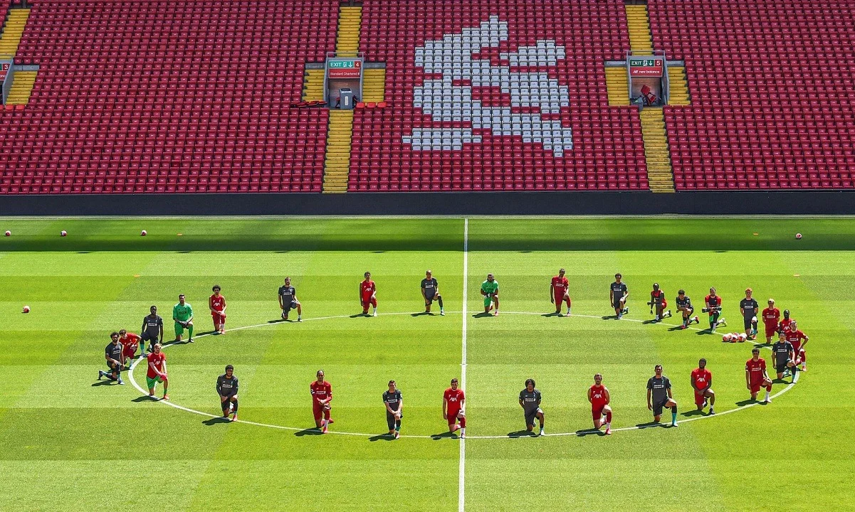 Premier League: Με συνθήματα για το «BlackLivesMatter» αντί για ονόματα στις φανέλες