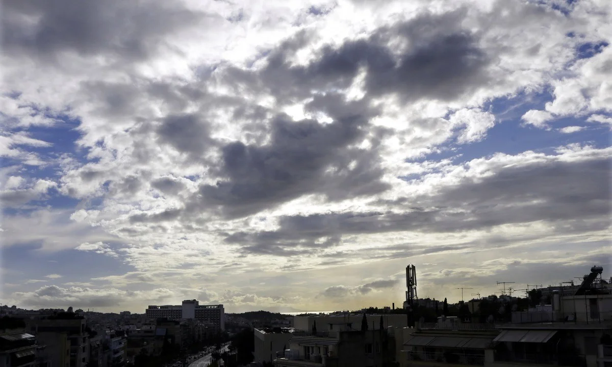 Καιρός 14/6: Έντονη συννεφιά και τοπικές βροχές