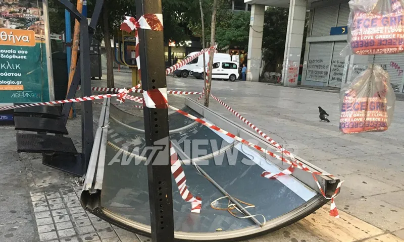 Σύνταγμα: Λεωφορείο έπεσε σε στάση, μία τραυματίας