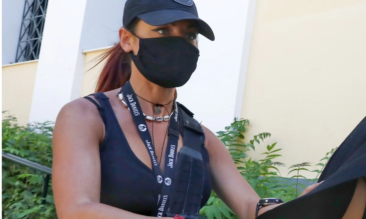Επίθεση με βιτριόλι: Η κοκκινομάλλα αστυνομικός που έκλεψε την παράσταση (pics)