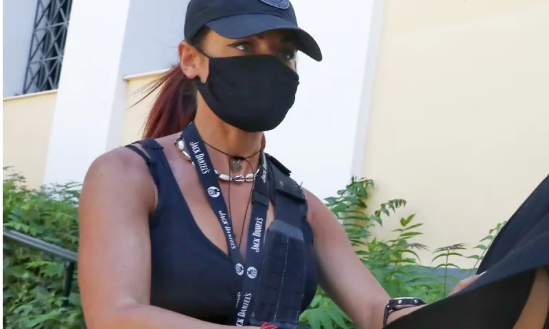 Επίθεση με βιτριόλι: Η κοκκινομάλλα αστυνομικός που έκλεψε την παράσταση (pics)