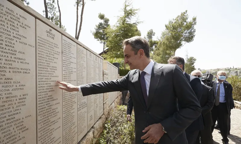 Στο Μνημείο Ολοκαυτώματος ο Κυριάκος Μητσοτάκης -  Η συγκινητική ιστορία (vid)