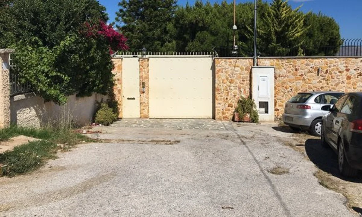 Γιατρός «μαϊμού»: Σε αυτή τη βίλα ζούσε (vid)
