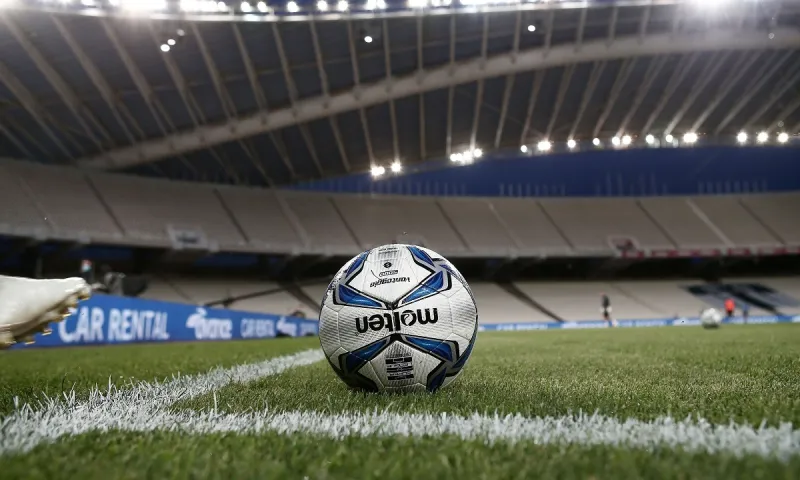 Super League: «Ναι» από τον Αυγενάκη για κόσμο στα γήπεδα σε ποσοστό 20%