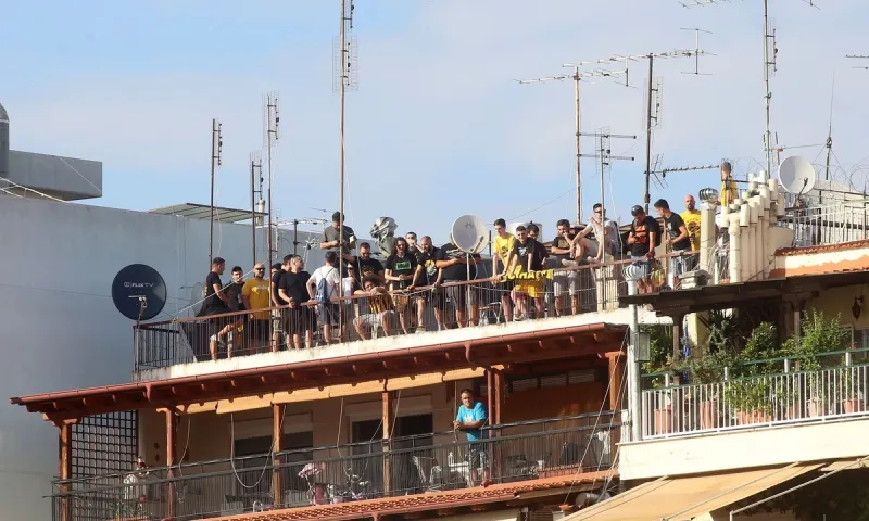 Άρης - ΑΕΚ: «Τρέλα» Αρειανών σε δρόμους και ταράτσες! (pics)