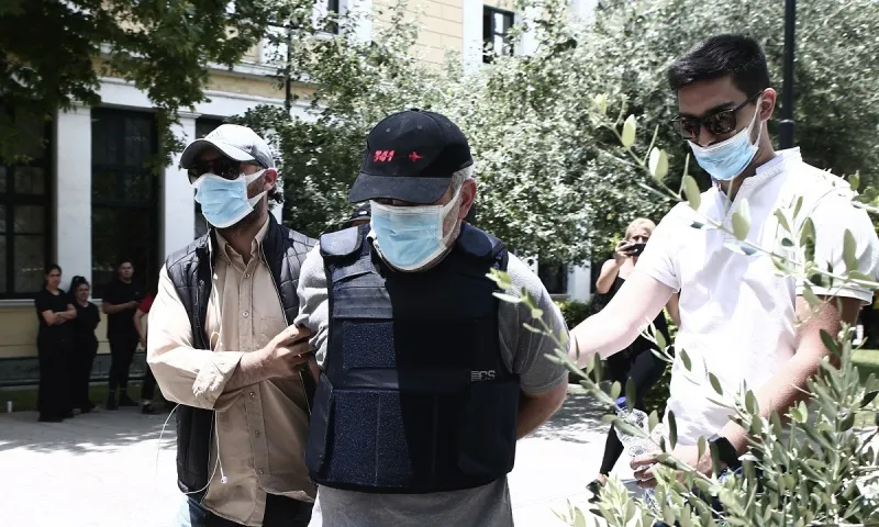 Γιατρός «μαϊμού»: Νέες αποκαλύψεις - Έβαζε πούλμαν για τα θύματά του