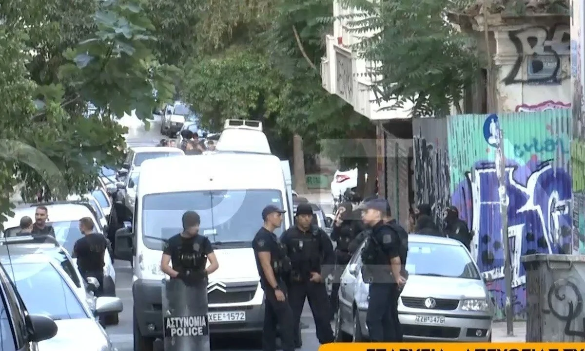 Εξάρχεια: Εκκένωσαν κτίριο οι αστυνομικοί - Τι βρήκαν (vids)