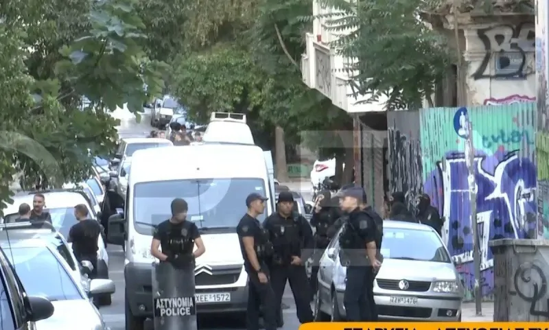 Εξάρχεια: Εκκένωσαν κτίριο οι αστυνομικοί - Τι βρήκαν (vids)