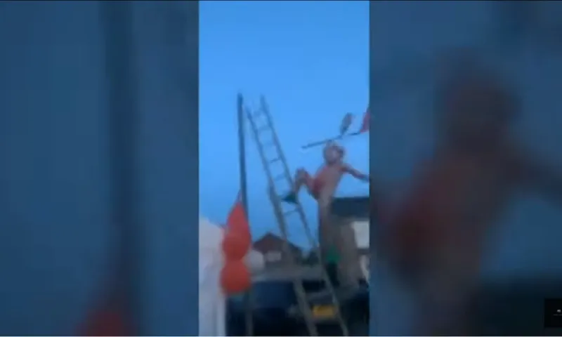 Λίβερπουλ: Οπαδός με μαγιό... Μπόρατ, πέφτει από σκάλα στο πάρτι τίτλου! (vid)