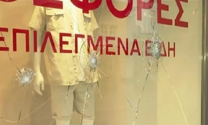 Ερμού: Επίθεση με βαριοπούλες σε καταστήματα - Έσπασαν τζαμαρίες (vid)