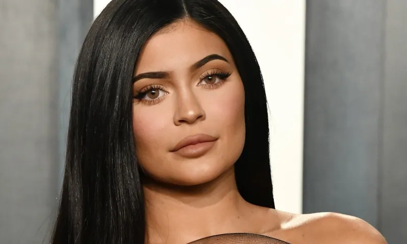 Το micro μίνι φόρεμα της Kylie Jenner είναι τόσο κοντό που θα μπορούσε να είναι τοπ (pic)