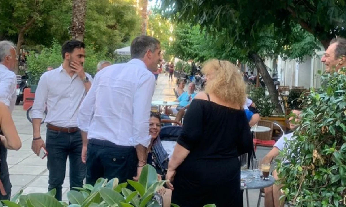Επίθεση δέχθηκε ο Κώστας Μπακογιάννης: Αναρχικοί του πέταξαν νερά και καφέδες!