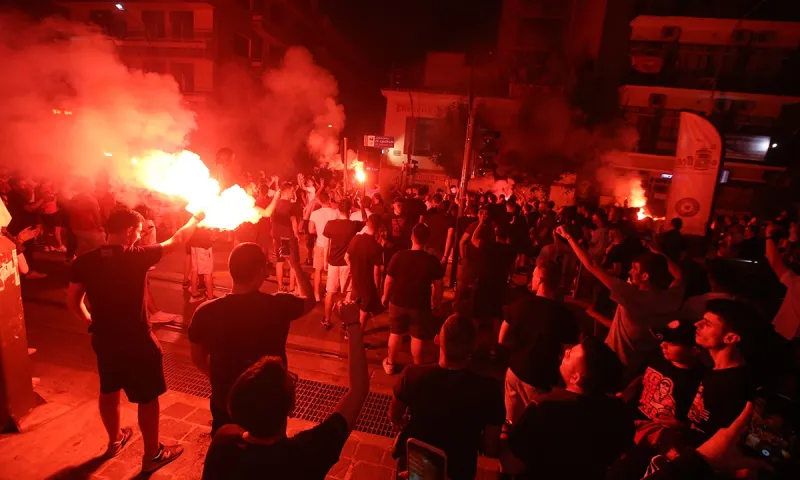 Ολυμπιακός: Βγήκαν στους δρόμους του Πειραιά για το πρωτάθλημα! (pics+vids)