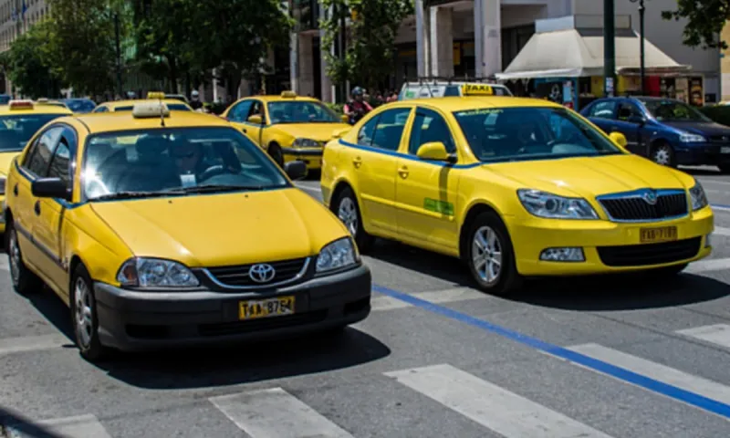 Άρση μέτρων: Αλλάζει ο αριθμός επιβατών για ΙΧ, ταξί και βαν - Τι ισχύει για τα πρόστιμα