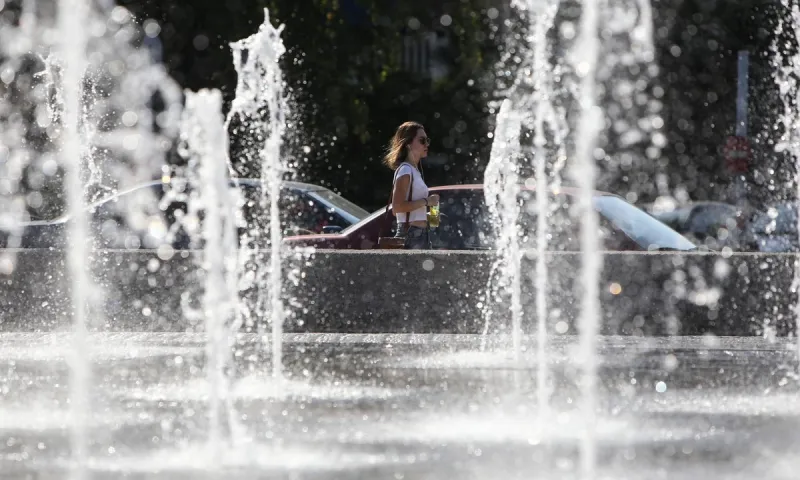 Καιρός: «Καίγεται» η Ελλάδα - Ακόμα περισσότερη ζέστη την Τρίτη
