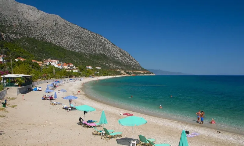 Ναύπακτος: Άγνωστος αποπειράθηκε να βιάσει λουόμενη σε παραλία