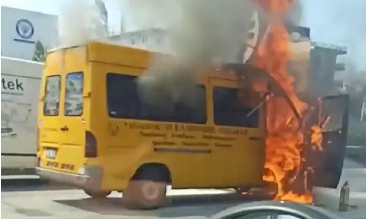 Σχολικό έπιασε φωτιά στο ύψος της Αχαρνών (pics)