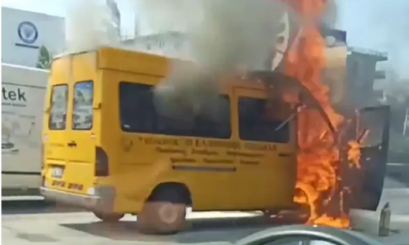 Σχολικό έπιασε φωτιά στο ύψος της Αχαρνών (pics)