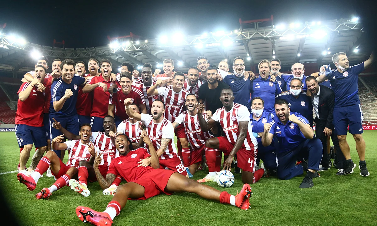 Ολυμπιακός: «Τρελή» γιορτή στο Καραϊσκάκη με μπουγέλα! (pics)