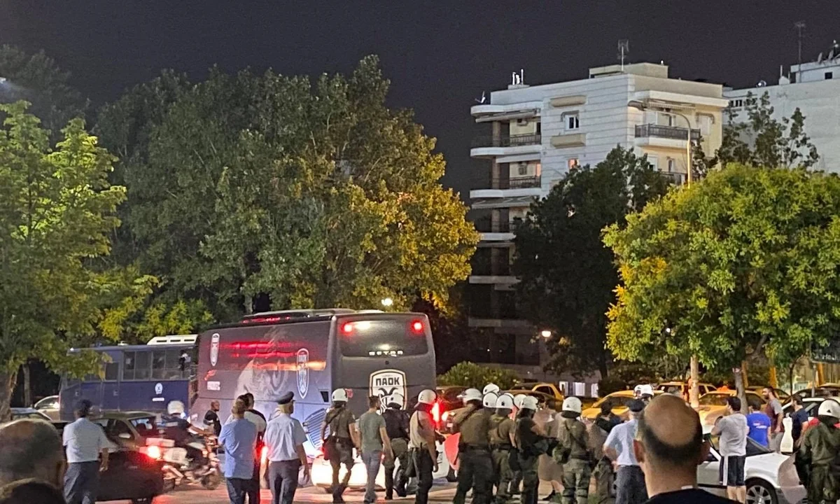 ΠΑΟΚ: Γιούχα κατά πάντων έξω από την Τούμπα (video)