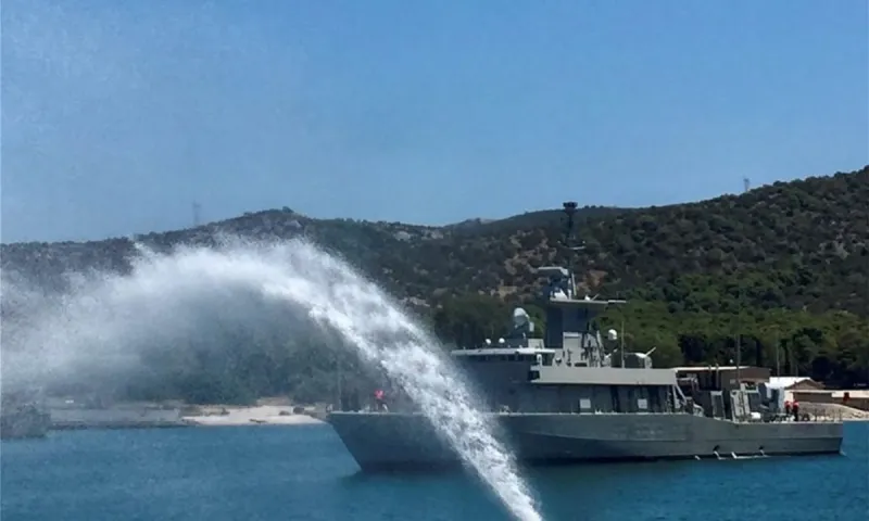 Εντυπωσιακές εικόνες από τον κατάπλου του ΤΠΚ «Καραθανάσης» στον Ναύσταθμο (pics, vid)